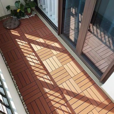 300*300mm WPC 木製プラスチック複合物 庭の改善のための屋外床/デッキ