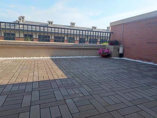 300*300mm WPC 木製プラスチック複合物 庭の改善のための屋外床/デッキ