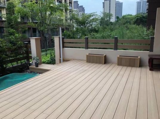 オーダーメイド WPC 木製プラスチック複合デッキ 屋外庭園飾り