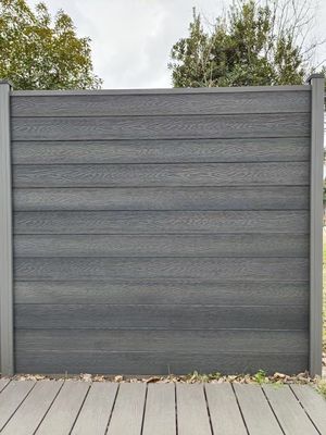 木の穀物表面仕上げ 防水WPCデッキパネル 外壁 耐久性