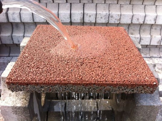 透き通る ブロック の 舗装 を 繰り返す こと に よっ て 時 の 試練 に 耐える 床 タイル