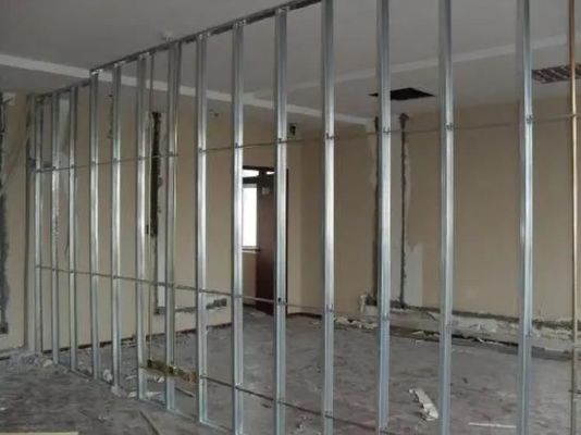 壁の隔壁材料のための金属プロファイル